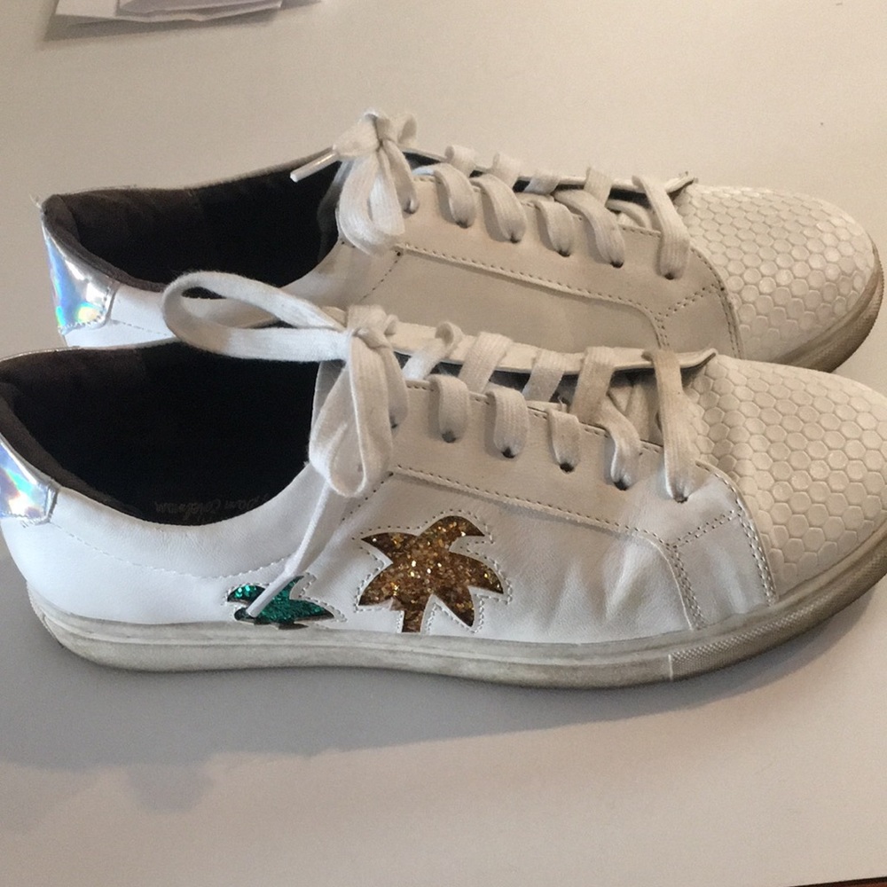 Ladies tennis shoes